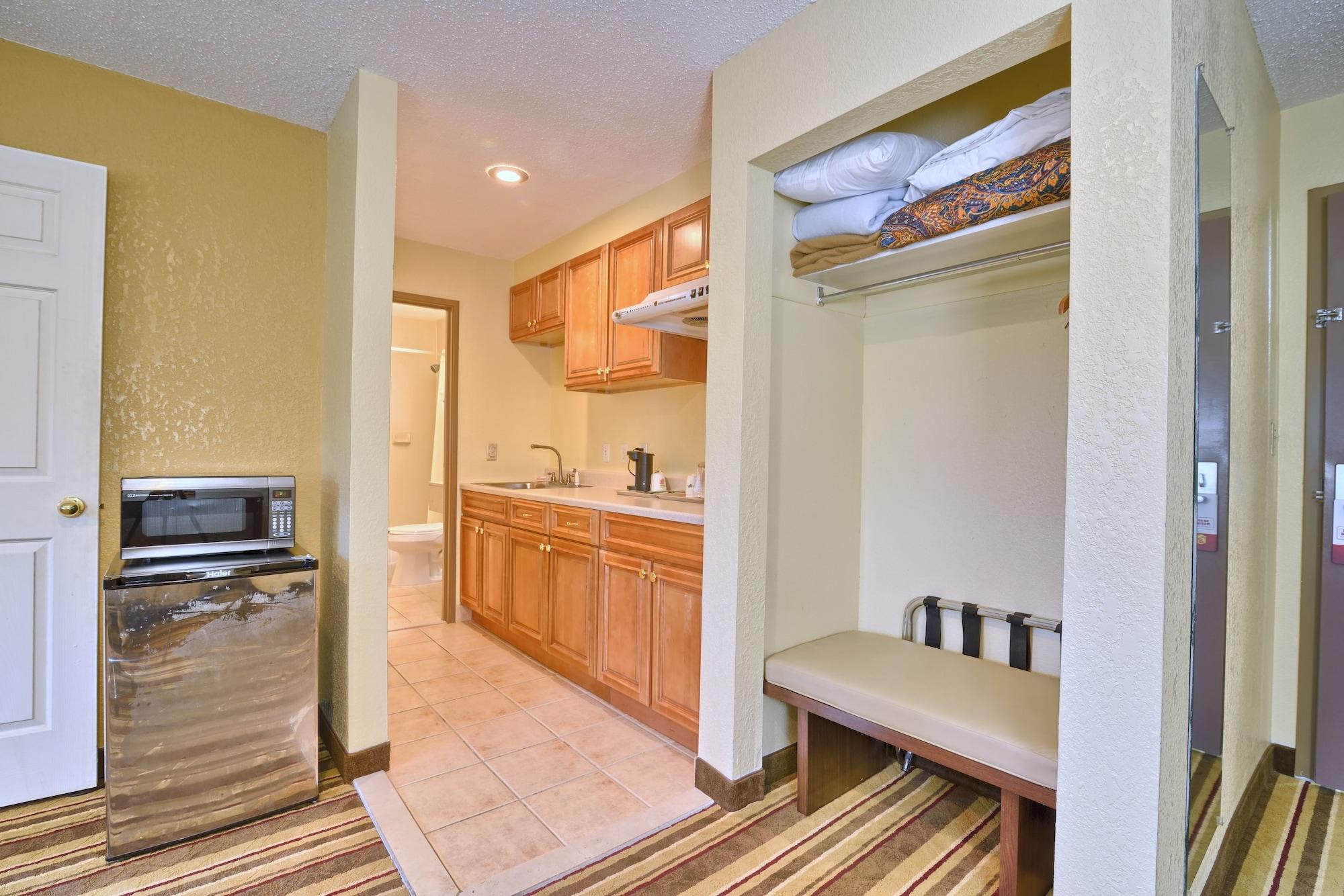 Super 8 By Wyndham - Albany Airport 2*